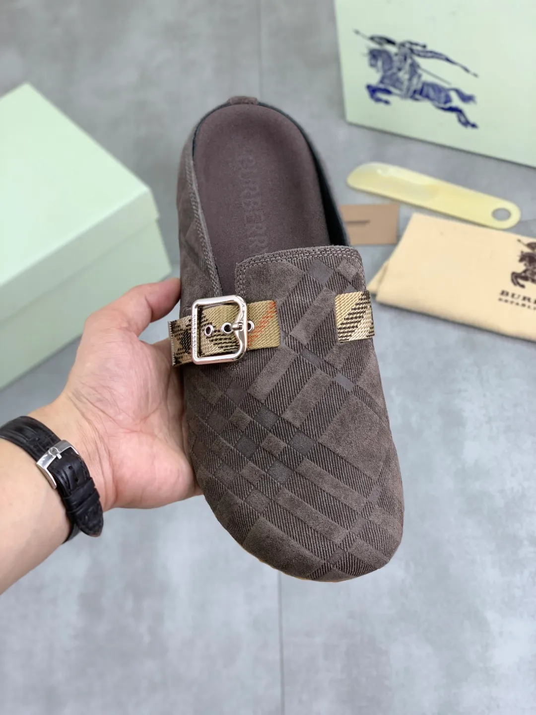 Men's Men's Shoes 💰P620 💰【New Style】Top Version 🆘【Burberry】New Burberry Slippers are on the market with perfect workmanship! 🔥Perfect shape and top quality🙈Non-slip and wear-resistant high-end rubber outsole👣Versatile and comfortable shoes, standard size: 39-45 (38 46 customized) 5️⃣colors available Top-quality packaging